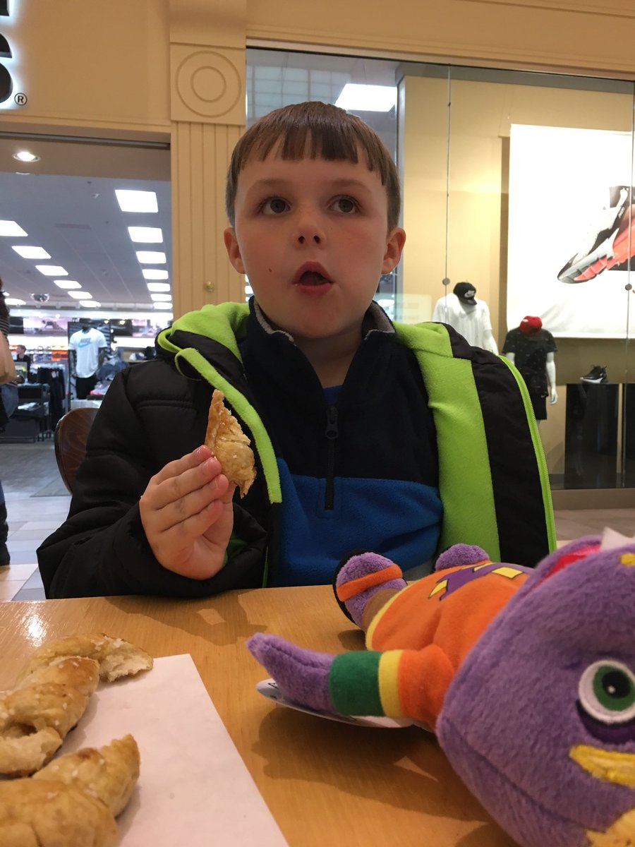 CoachTomHodges's tweet photo. 6yr old happiness... Trip to @ChuckECheeses and the #CookieStore... #LifeIsGood #BoysDay https://t.co/YTFSCys9wd