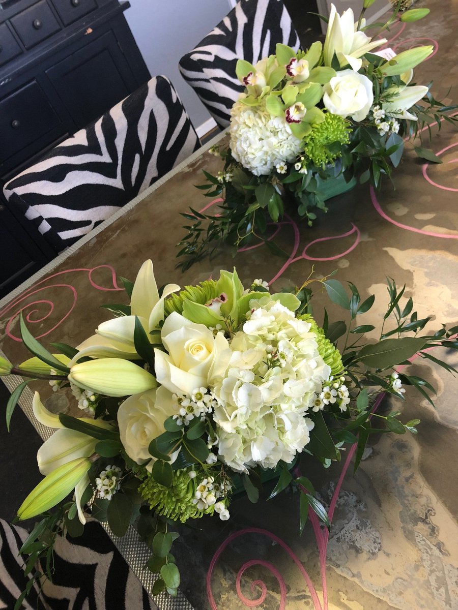 WHite and green always makes use feel fresh and clean!  #bragaboutyourflowers #enchantedfloristlv #whiteandgreenflowers