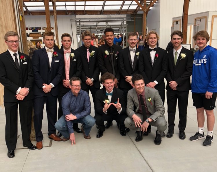 10DeepBball's tweet photo. One last pic of the 10 Deep family. Thank you everyone for the support over the years, #YolkSquadForever . https://t.co/QpTujpZnqI