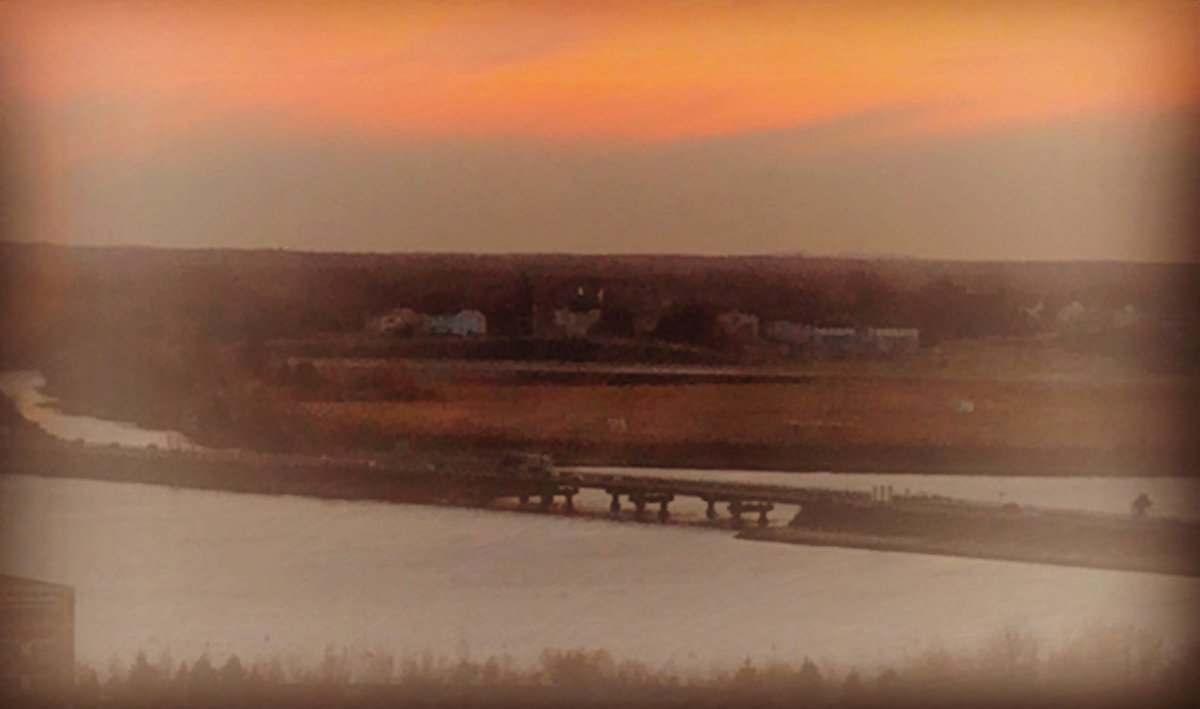 smilla4tweets's tweet photo. The snow is gone! A #spring view from my hospital window #Maine #MaineMed #sunset https://t.co/IYueJzSORj