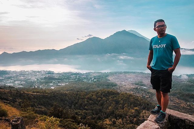 virustraveling's tweet photo. Pagiii penduduk.
Have a blessed and amazing sunday.
.
.
.
👟👕 by @iamkalibre
___
#morningsunrise #mountbatur #sunrisetrekking #explorebali #kintamani #wonderfulindonesia #pesonaindonesia #travelbloggers #virustraveling #travelingto #beautifuldestinat… https://t.co/woO6O9yVmK https://t.co/HsnSkN1RVd