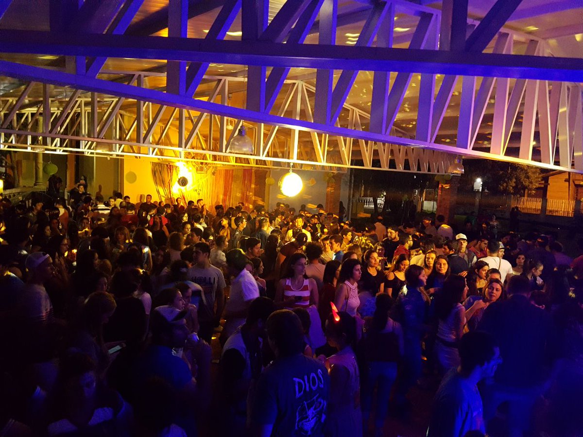Dioses_018's tweet photo. Muchísimas gracias a todos los farristas 😎 La segunda fiesta de los DIOSES 2018 REVENTÓ! Y prepárate porque esto recién empieza 🍻 😜 https://t.co/jlLZEej6Ch