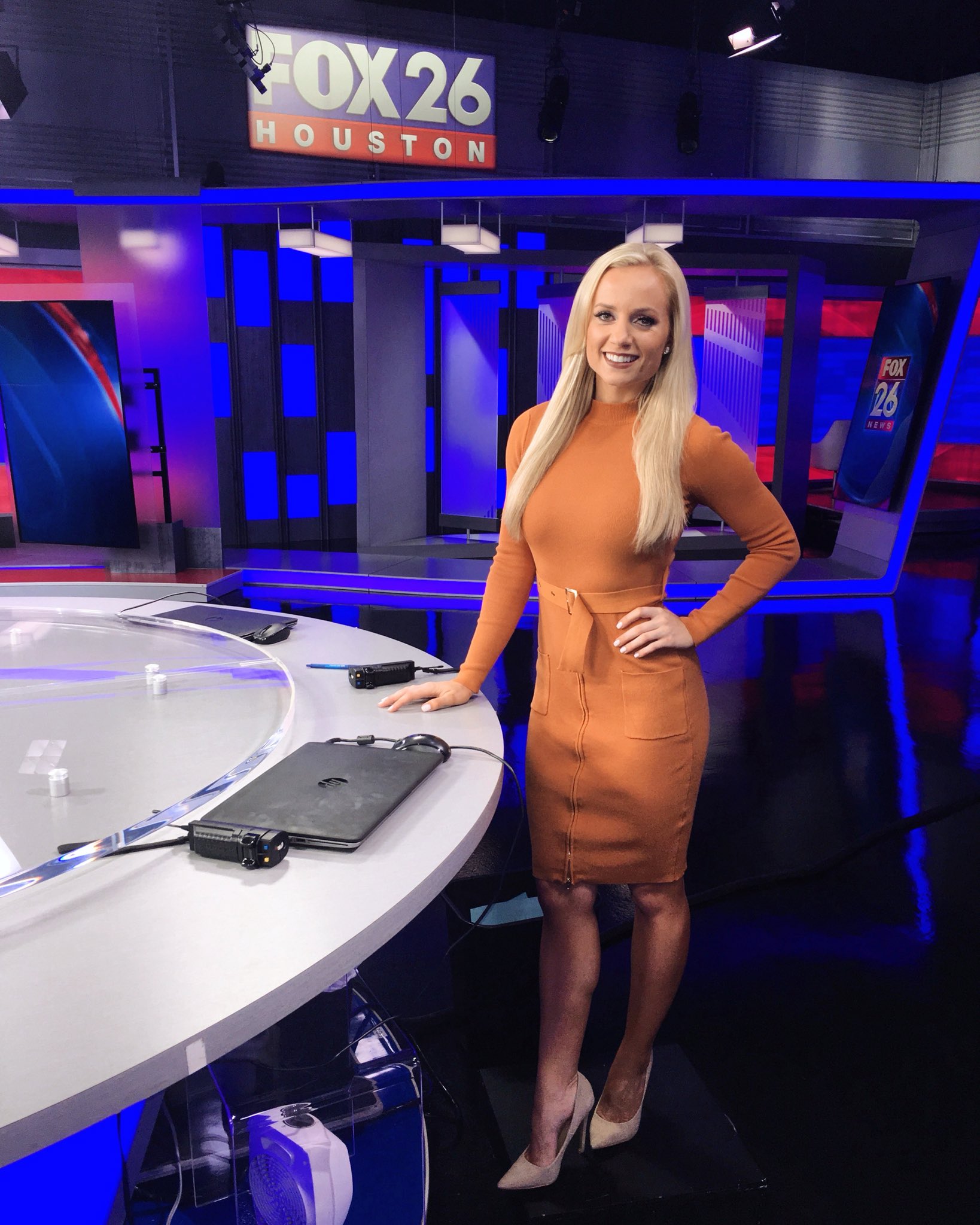 Erin Ivory Wgn News 69 - 1e8h03d