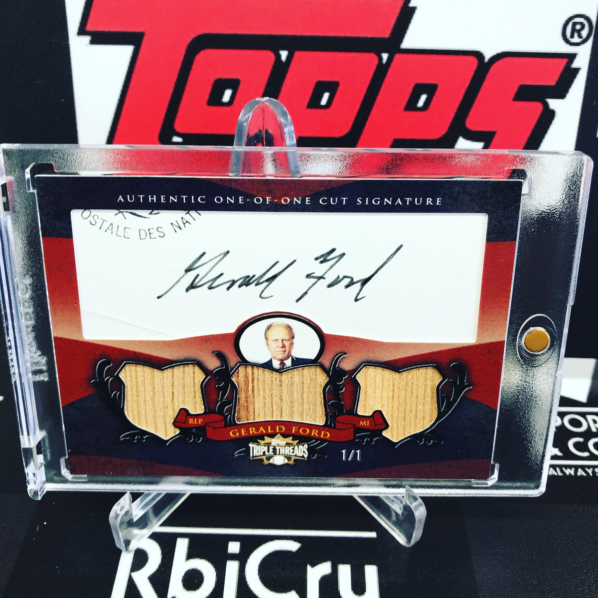 RbiCru7's tweet image. Alan FTW! We pulled off a trade today for a pair of cut signatures. Here is the 2009 #GeraldFord @topps #TripleThreads #President #Cut Relic 1/1 @Ballcardxchange @SportsCardJunct @UltraProIntl @beckettmedia @DandRSportscard #cutsignature #Topps #baseballcards #SupportYourLCS