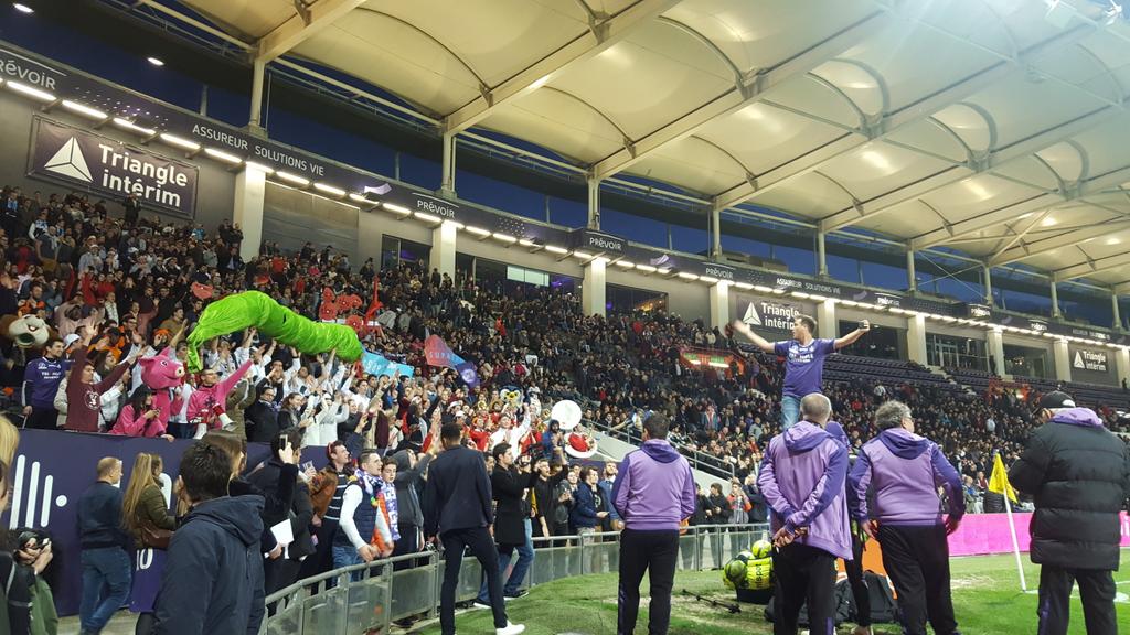 j_lascaray's tweet photo. #TFCDFCO #springbreakTFC @nqtv motive la foule à la mi-temps @Aestetype @Toulouse_TFC https://t.co/cqt8iZdGIm