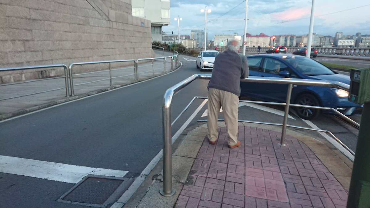 BlogBusurbano's tweet photo. Y gracias a este buen señor, que alertaba y desviaba a los coches que llegaban, no se organizó un atasco.

Veremos si afecta a la #Lin11,  si hay gente esperando ese bus en la #Par389 ante el Edificio Mediodia (Pz. As Lagoas)...

21:18 horas
Ya está el #092 en la zona. https://t.co/JPrIvLBA1O