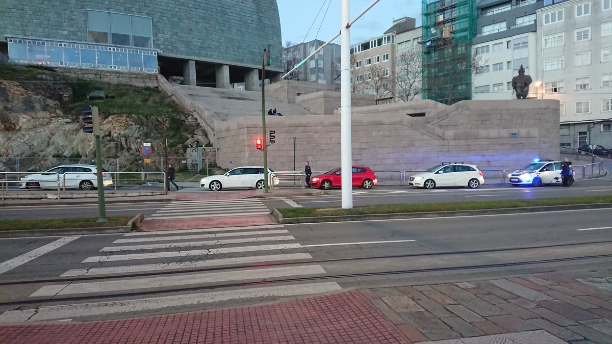 BlogBusurbano's tweet photo. Y gracias a este buen señor, que alertaba y desviaba a los coches que llegaban, no se organizó un atasco.

Veremos si afecta a la #Lin11,  si hay gente esperando ese bus en la #Par389 ante el Edificio Mediodia (Pz. As Lagoas)...

21:18 horas
Ya está el #092 en la zona. https://t.co/JPrIvLBA1O