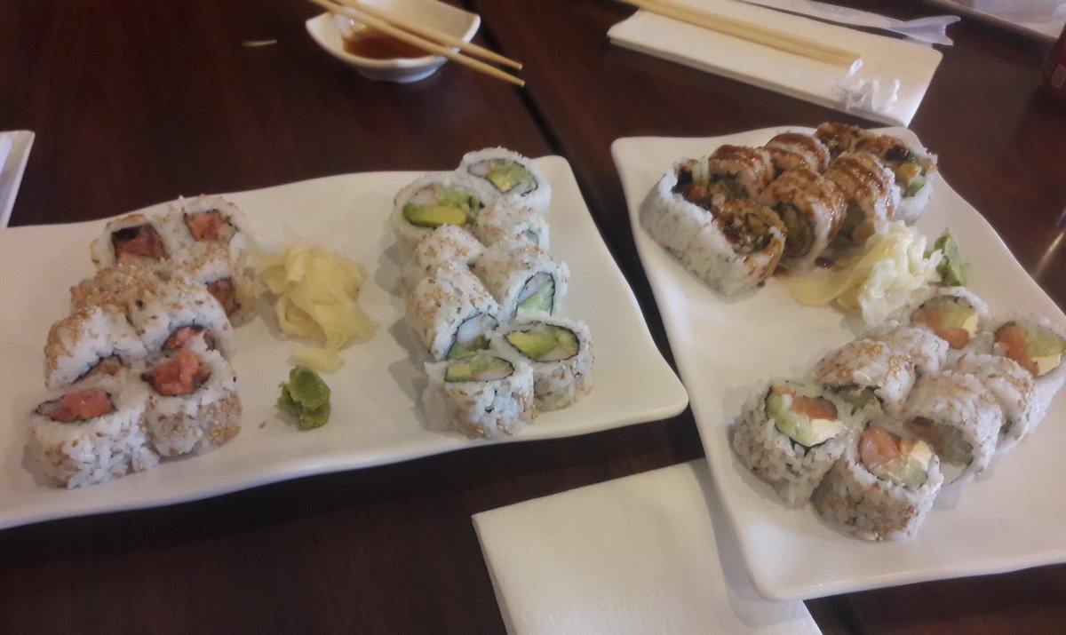 villanewhamp's tweet photo. Caught a delicious lunch and discussed some bills with Senator Nancy and Senator Genesis! #senatorssaturdaysushi https://t.co/90JvPokPtR
