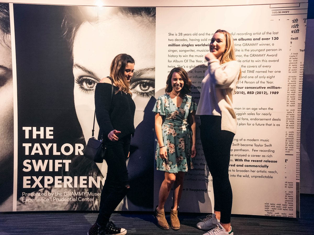 mywavesmeet's tweet image. EXPECTATION vs REALITY on bumping into #swifties that you know but haven&apos;t met in person yet
EXPECTATION: GET A CUTE CANDID PIC OMG are you ________ (person&apos;s name)  
REALITY: AHHHH hdkhjfgdsjhakgfj @captnbrincrunch @1989hannahswift ( gets ok pic #GRAMMYMusuemEXP #taylorswift