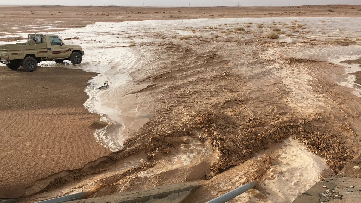 hail_weather's tweet photo. سيل جنوب شرق مريفق علي السريع ..  من الاخ فهد الاسلمي #شبكة_طقس_حائل #حائل #حايل https://t.co/kbfq2Gxnrp