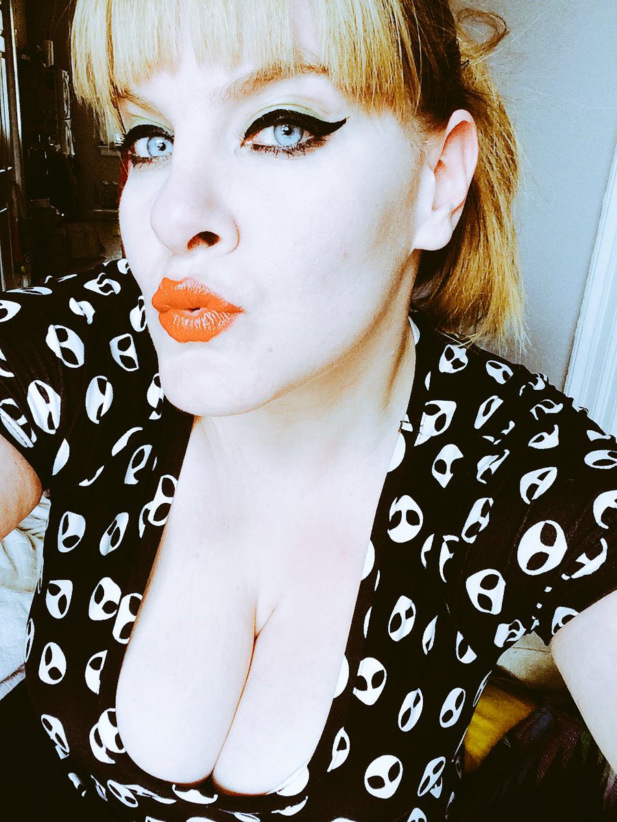 ashleybouman's tweet photo. I should be #studying but I am #selfying instead. #yolo https://t.co/RD3hBkkrc6