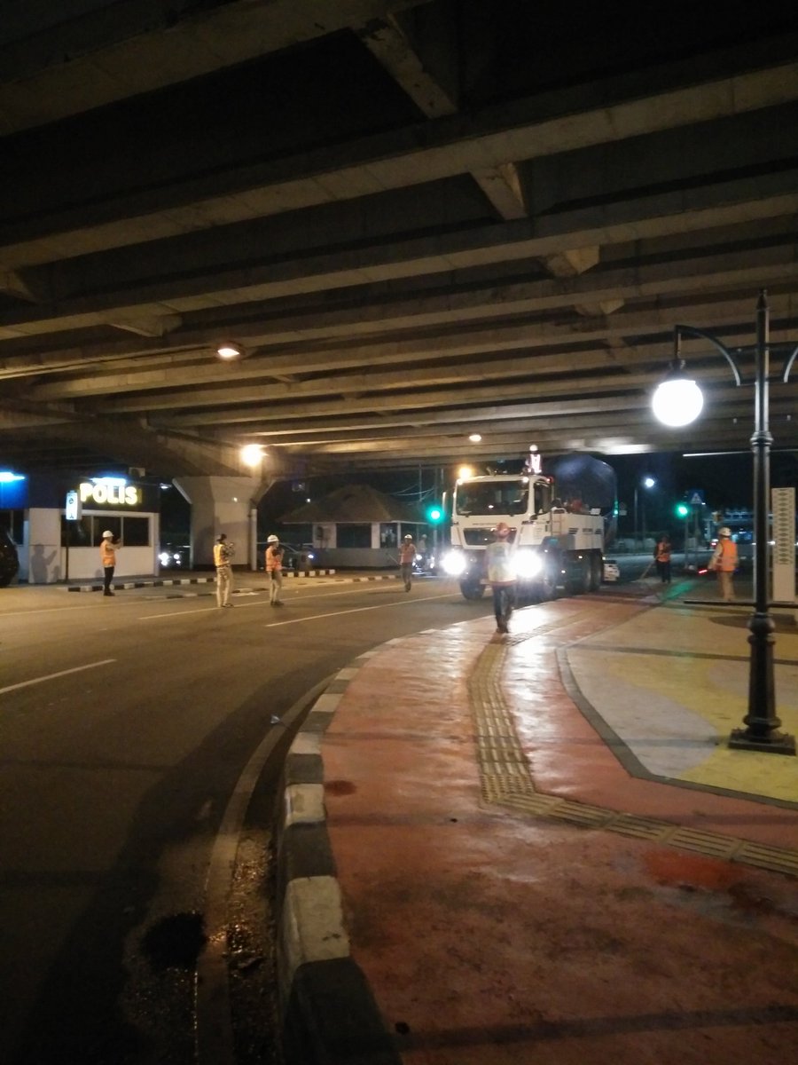 mrtjakarta's tweet photo. Sedikit lagi #KeretaMRTJ akan sampai di depo Lebak Bulus, masyarakat antusias untuk melihat dan mendokumentasikan momen ini. https://t.co/NOMKdXDkDe