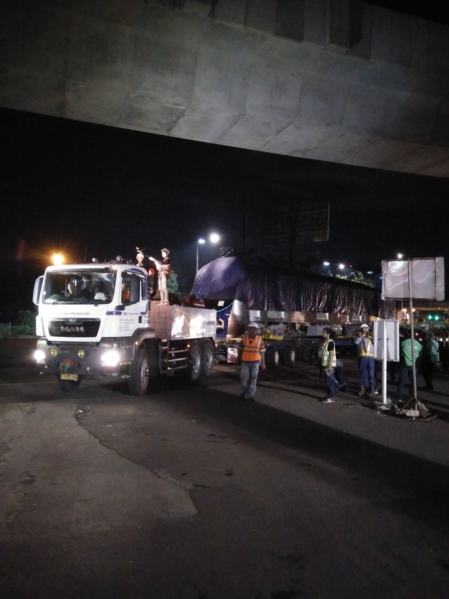 Sedikit lagi #KeretaMRTJ akan sampai di depo Lebak Bulus, masyarakat antusias untuk melihat dan mendokumentasikan momen ini.