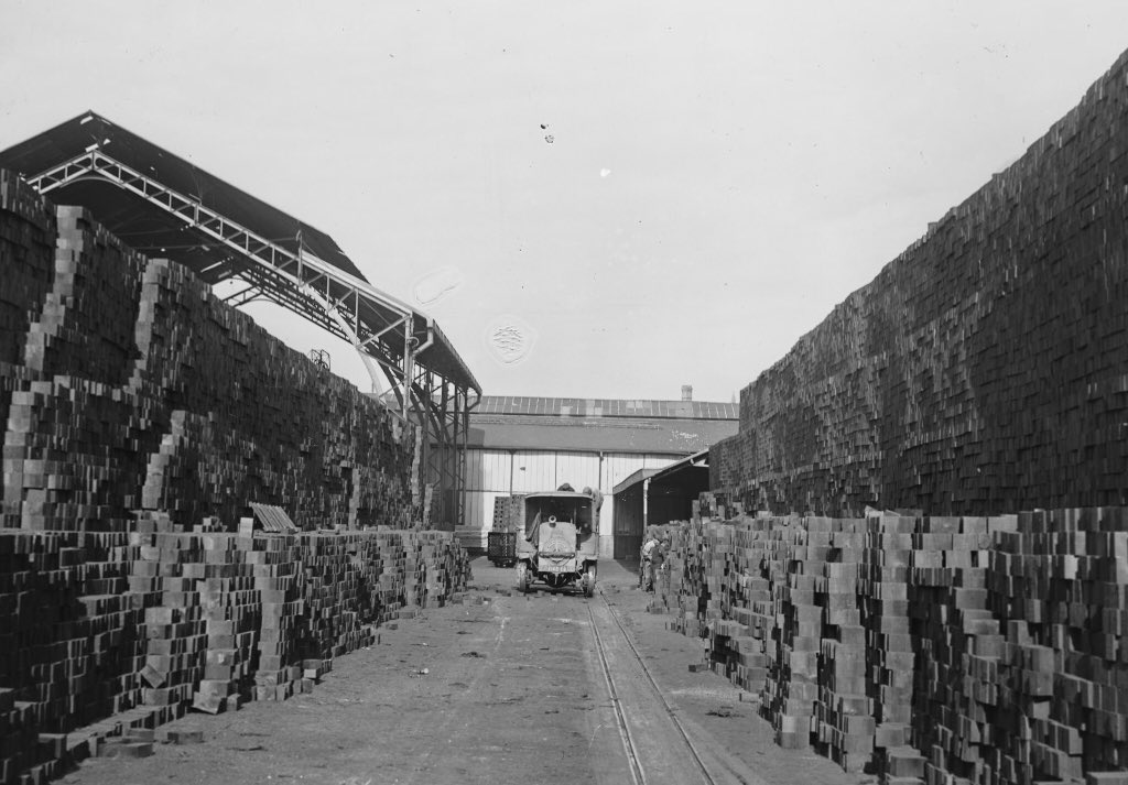 loouisfernandes's tweet photo. Quand les chaussées de Paris étaient en bois...
En rouge sur la carte les revêtements en pavés de bois. 
Photos des usines de fabrication des pavés
1893
#Paris https://t.co/bgqmwFlVnY