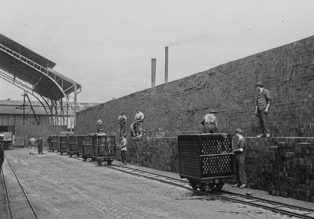 loouisfernandes's tweet photo. Quand les chaussées de Paris étaient en bois...
En rouge sur la carte les revêtements en pavés de bois. 
Photos des usines de fabrication des pavés
1893
#Paris https://t.co/bgqmwFlVnY