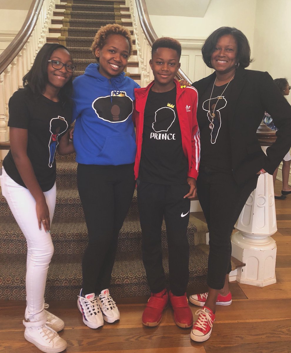 krshotit's tweet photo. Got Fisk Presidentβs family rockinβ the Brand! Grateful for their support! | https://t.co/jLYv6k22zE | #KeepWorkingKhayRenee #SpringQueening https://t.co/n0NTppfBOJ