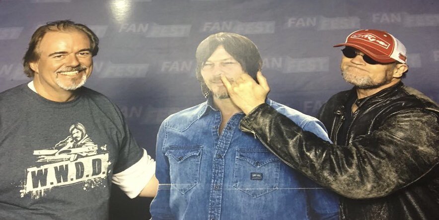 Someone cropped us so we’d look better😳 I thought we looked good already but what do I know? Retweet it 🤖 #mybrothersanasshole #TWDFamily #WSCChicago @WalkrStalkrCon