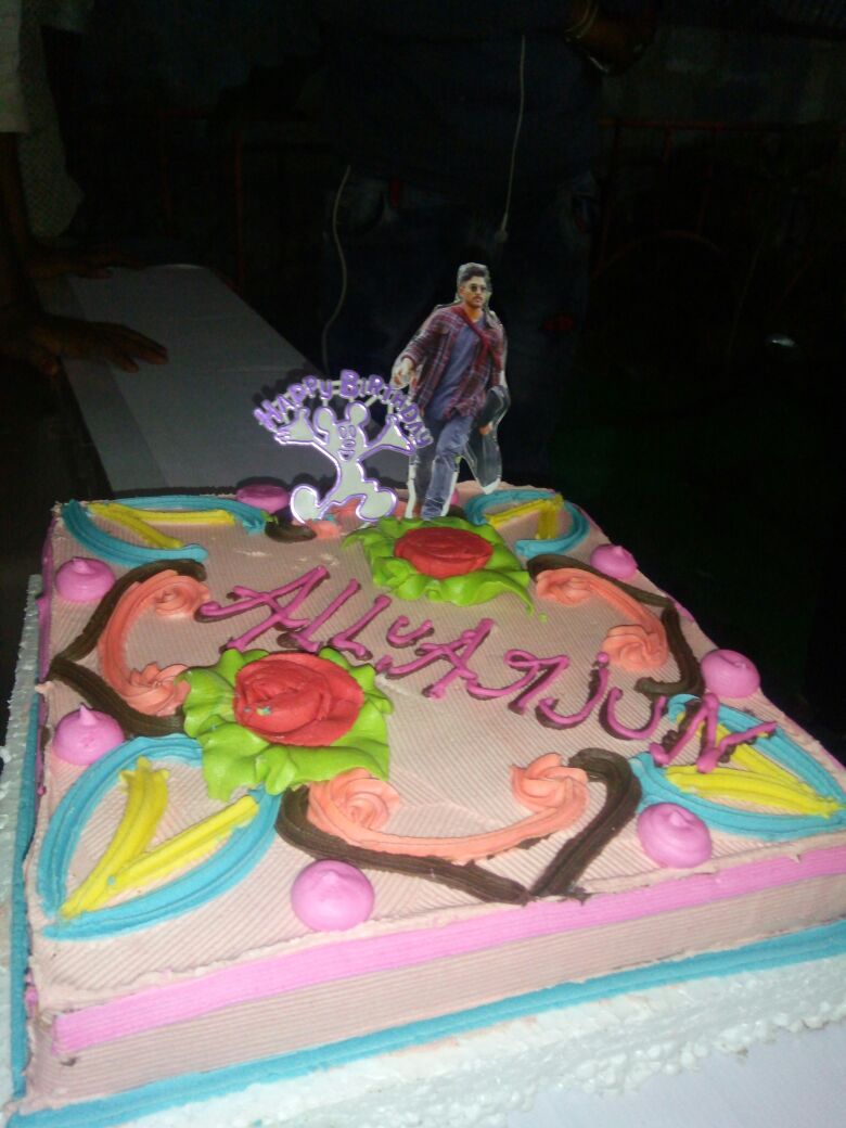 AshokBunny97's tweet photo. @AlluArjun Birthday Celebrations By 
Warangal - AA Fans 👌🏻👏🏻
#HBDBelovedAlluArjun https://t.co/MPVksxcyAk