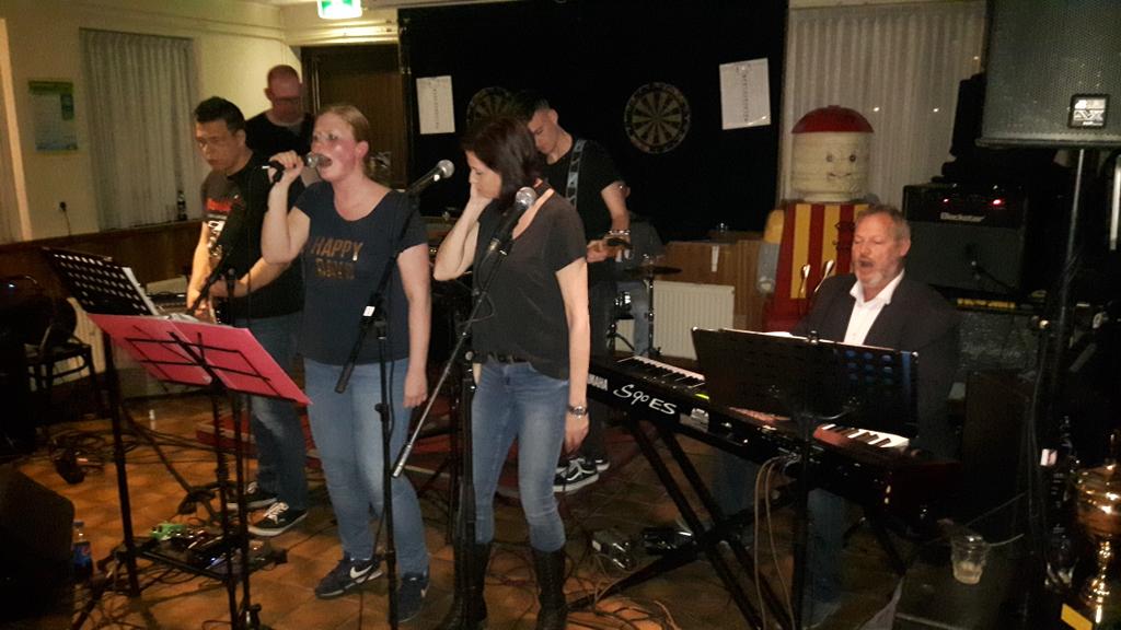 JanGroen4's tweet photo. 3e editie #KGMT @Goaheadkampen met de super eigen #KowetBand nu live op #Sportpark #Middenwetering #GezelligsteVoetbalFamilie van #Kampen en verre omstreken #PartyTime @SuppVerGoaheadK https://t.co/I4DwVTOM3P