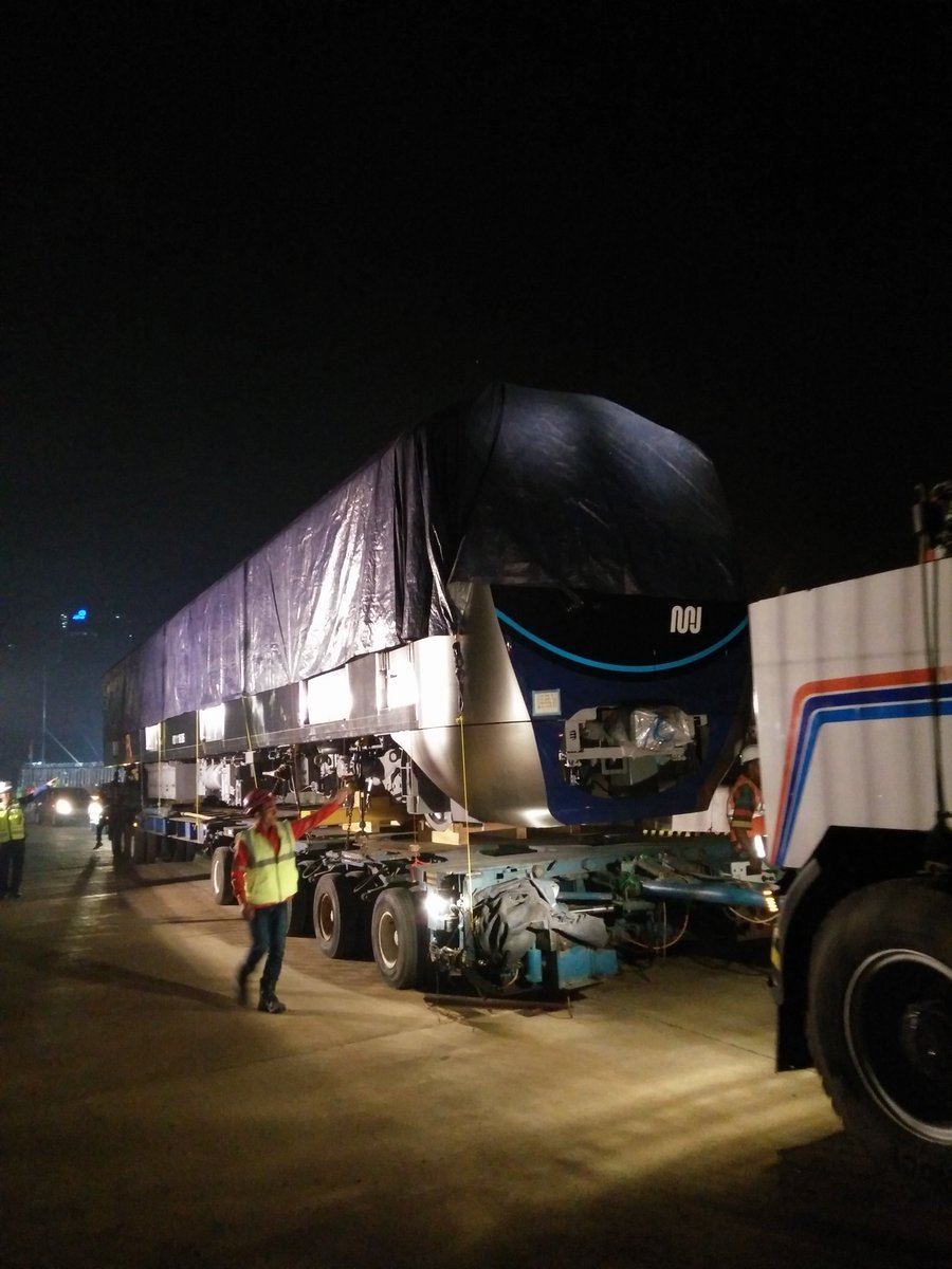 K1 1 18 06 menjadi kereta pertama yang tiba di depo Lebak Bulus. Selamat datang #KeretaMRTJ!