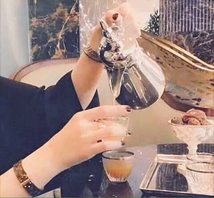 vxvxq11's tweet photo. يا مسقي العرب من دله وفنجان ..
ماترحم قلب المولع وتسقي خفوقه ..

يا زين فنجالك ويا زين ذيك الدلال ..
ودي بفنجال يحي الدم ويروي عروقه !! https://t.co/jNXpVbi1rq