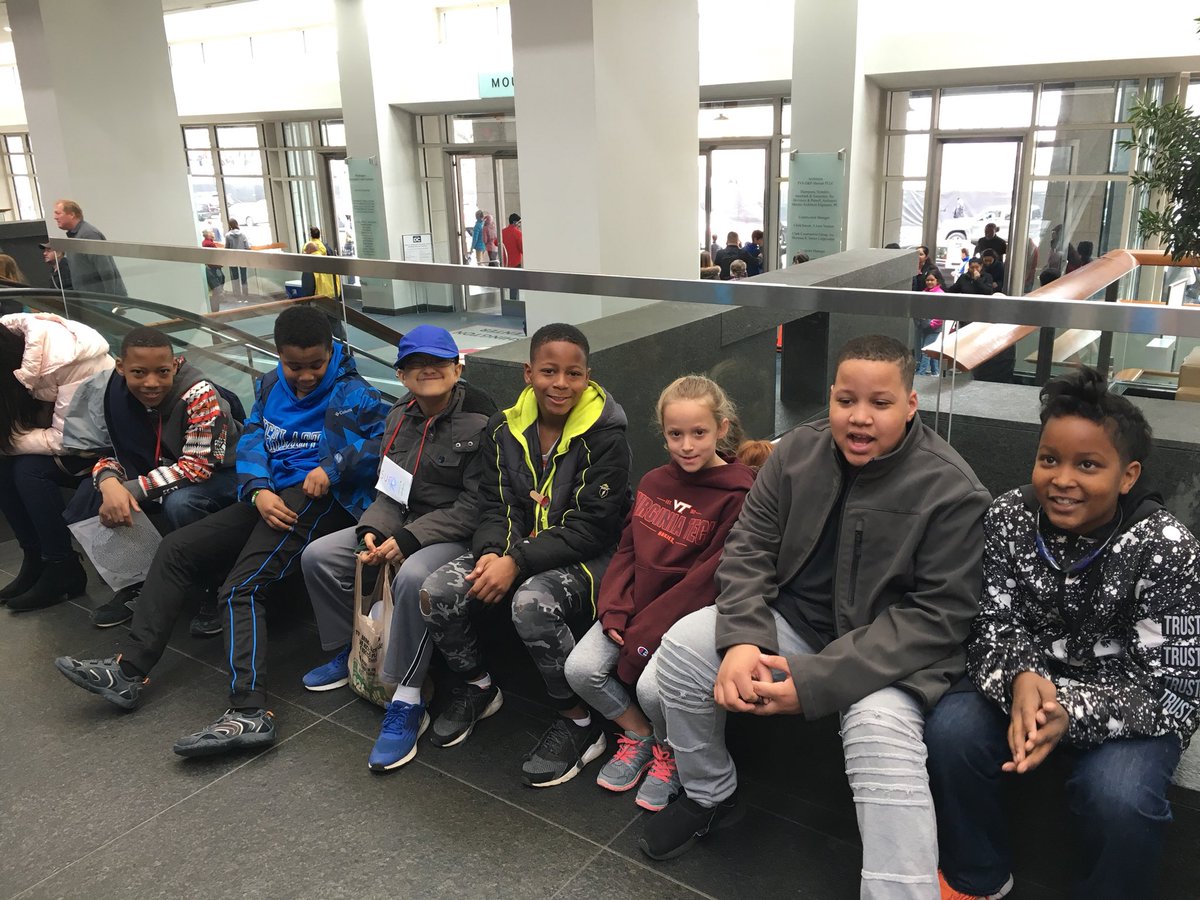 GlebeAPS's tweet photo. Glebe Yes Club on their way to the convention center - USA science and engineering festival #robotfest @glebepta @APSVirginia https://t.co/hcI8q5ylbY