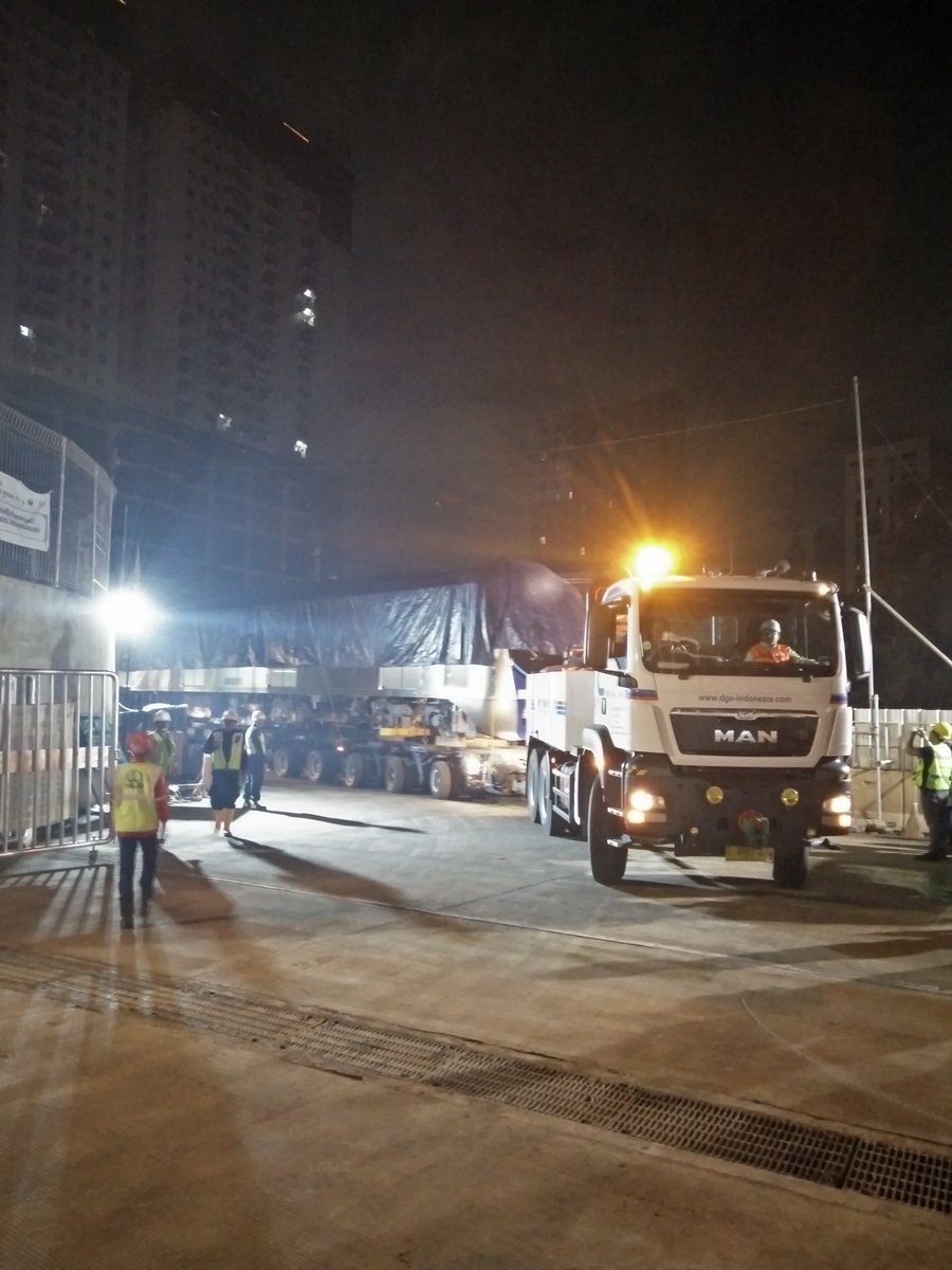 mrtjakarta's tweet photo. K1 1 18 06 menjadi kereta pertama yang tiba di depo Lebak Bulus. Selamat datang #KeretaMRTJ! https://t.co/TXsHJ4FnnM