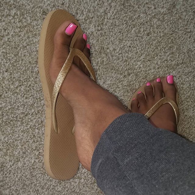 bri_feet's tweet photo. I don't write captions cuz I never know how to caption my pics, lol#crossedfeet #oilytoes #oilysoles #oilyfeet #toes #soles #sole #feet #foot #blackfeet #ebonyfootfetish #ebonyfeet #ebonytoes #longtoes #pedi #pedicure #scrunchedsoles #srunchedtoes #wrink… https://t.co/cOD6aoIjYo https://t.co/JZZgRGbDCc