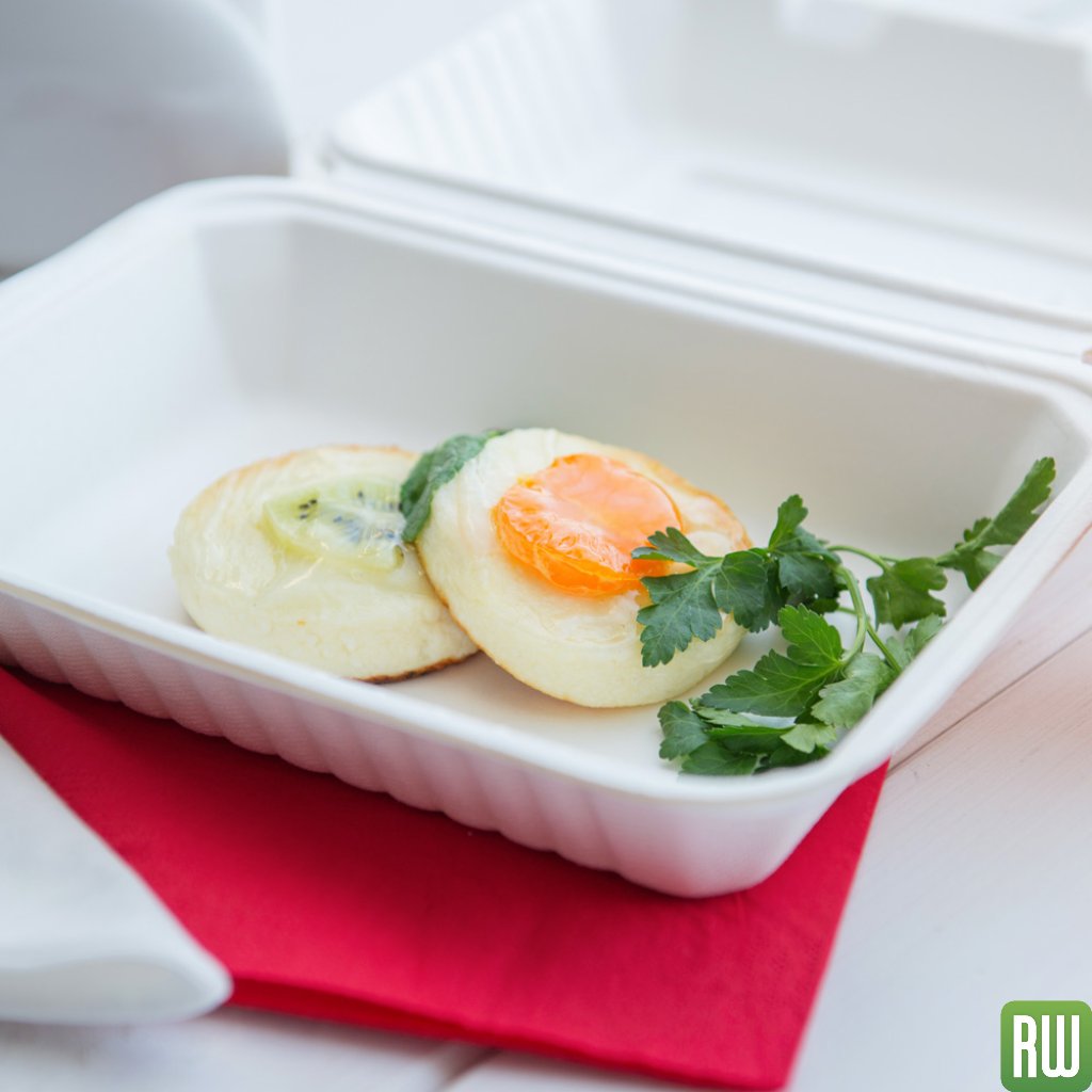 restaurantware's tweet image. Keep your customers’ takeout orders or leftovers hot and fresh with these collezione pulpa bagasse medium clamshell containers! They’re durable, sturdy, and microwave and refrigerator safe.#ecofriendly #takeoutbox #box #foodbox #whitebox