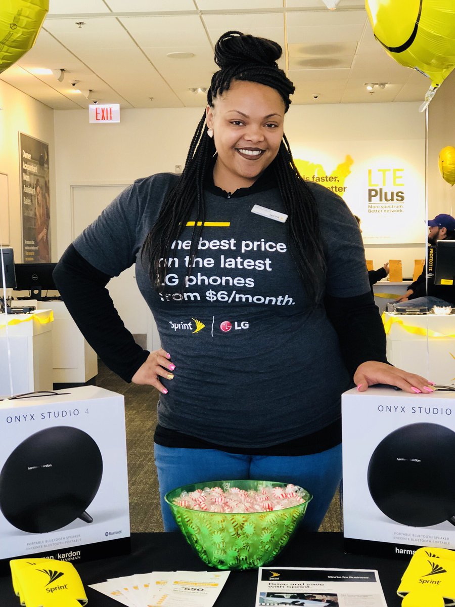 SprintQueen_'s tweet photo. The “Sprint Queen” is now located in Chicago! Come visit the Brickyard mall 🤗 #SuperSaturday https://t.co/i8E8dN06Qr