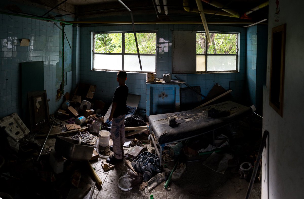 hsiciliano's tweet photo. Este Hospital JM de Los Rios.

Donde los NIÑOS tienen que salir a protestar en las calles para pedir medicinas, para pedir que no los dejen morir. https://t.co/BbZYx0fODW