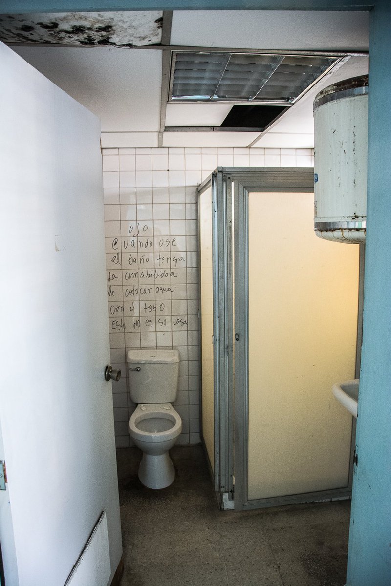 hsiciliano's tweet photo. Este Hospital JM de Los Rios.

Donde los NIÑOS tienen que salir a protestar en las calles para pedir medicinas, para pedir que no los dejen morir. https://t.co/BbZYx0fODW