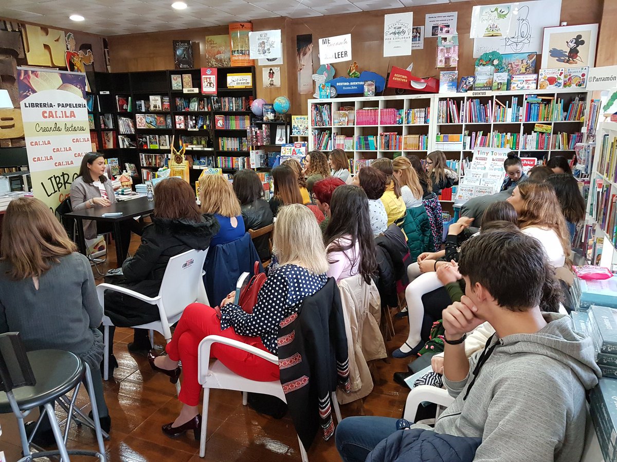 papeleriacala's tweet photo. Exito absoluto y llenazo en en la presentación de @TintayAcordes en Librería Cala.
#saltareLasOlas https://t.co/BUCDgVkeAs