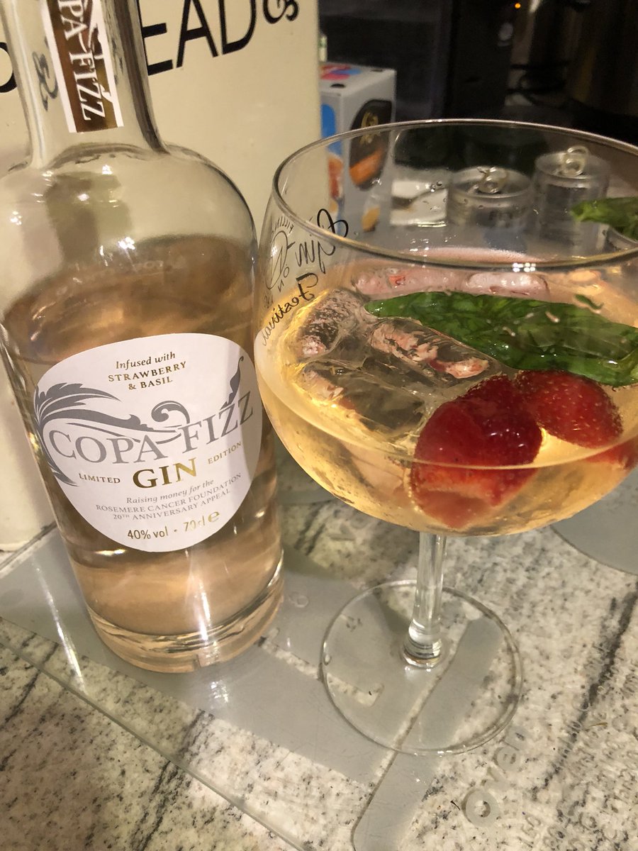 MrsLisaBentley's tweet photo. @CopaFizz going down nicely this Saturday evening, I will need another bottle soon!! #Copafizz #Basil #Strawberries #Gin https://t.co/OP8stDwtpl