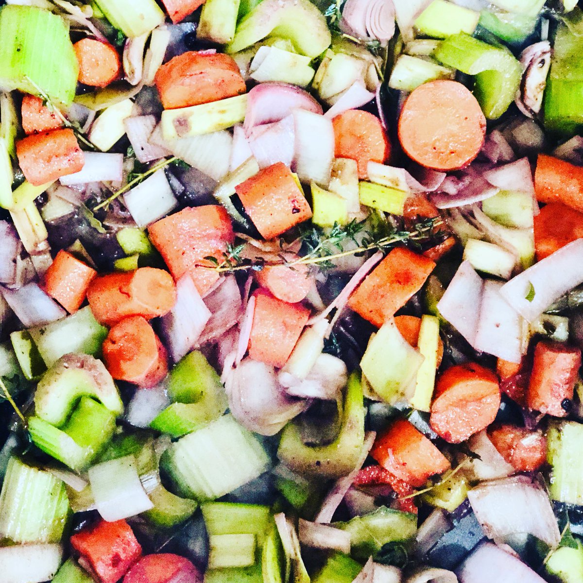 chefbae2's tweet photo. Dinner in the worksππ
Who else love to cook comfort foods??
ππΌββοΈ I love to get that time in to prep a good meal! The aroma in the house is intoxicatingπ―π― #veggies #dinner #prep #shortribs #yummy #chefbae #masterchefbae #pretty #chef #life #dinner #familyfriendlymeals https://t.co/2JBa1SqrWC