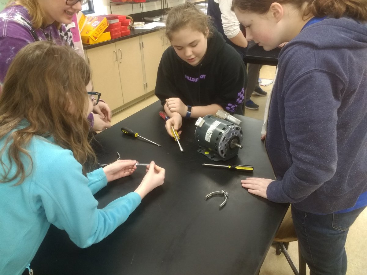 Honse_C's tweet photo. Any better way to learn about electromagnetics than to take apart electric motors? #MSDR9 #msdsteam @WashMiddle https://t.co/KwDvclZjLh