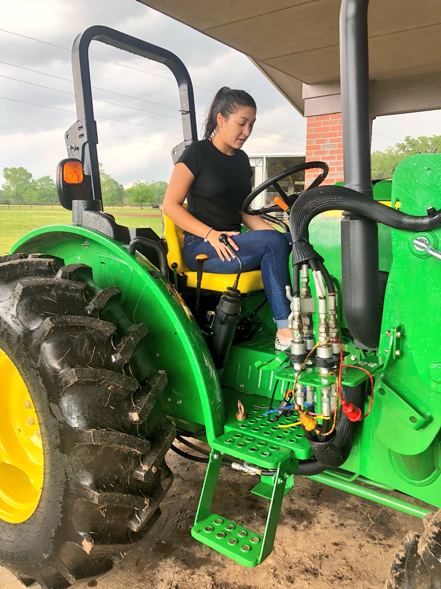 Gatorgabss's tweet photo. Just another day in lab, the usual tractor driving and animal handling. 🚜🐄❤️ #AEC4228 @UFCALS @UFAEC @A_Thoron @sarah3larose https://t.co/jx9Fc31fz4