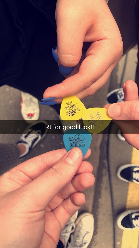 ellieebeaar_'s tweet image. Rt for good luck!! :)