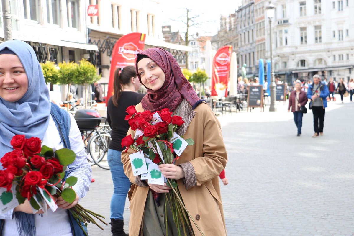 habibeB_'s tweet photo. De voorgaande jaren hebben we vele positieve reacties gehad en vele leuke gesprekken gevoerd met duizenden mensen. Dit jaar kon het niet mooier worden met dit prachtige weer!
Tot volgend jaar 🌸
#HalloWijZijnMoslims
#BuyrunBenMüslümanım
#BonjourJeSuisMusulman
#HelloIAmMuslim https://t.co/b9a8K8DII0