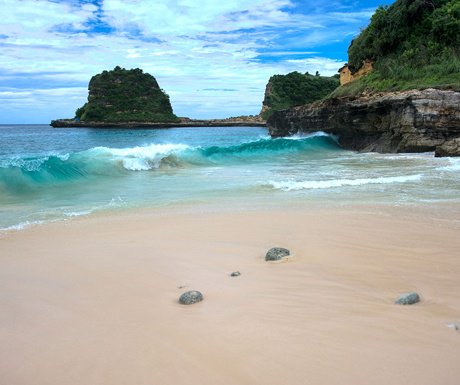 luxurytravel's tweet photo. Southeast Asia's top 5 remote beaches https://t.co/MU4ysGwUCe https://t.co/dLWHelrXTo