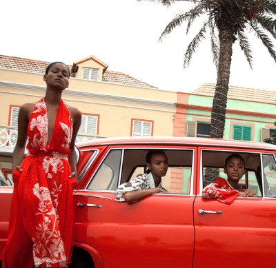 Intornoai50's tweet photo. #SaturdayRed #WomanInRed https://t.co/vFLDb8cyLP