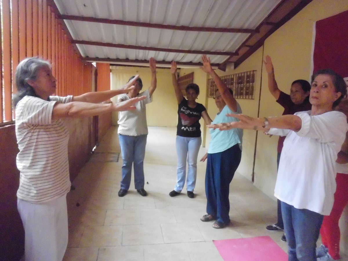 Inass_BarutaIB's tweet photo. @salainass Adultos mayores del CSSA Baruta realizan actividad (clase de yoga) con el fin de alcanzar un envejecimiento activo y saludable. https://t.co/ZWhf0QUyIs