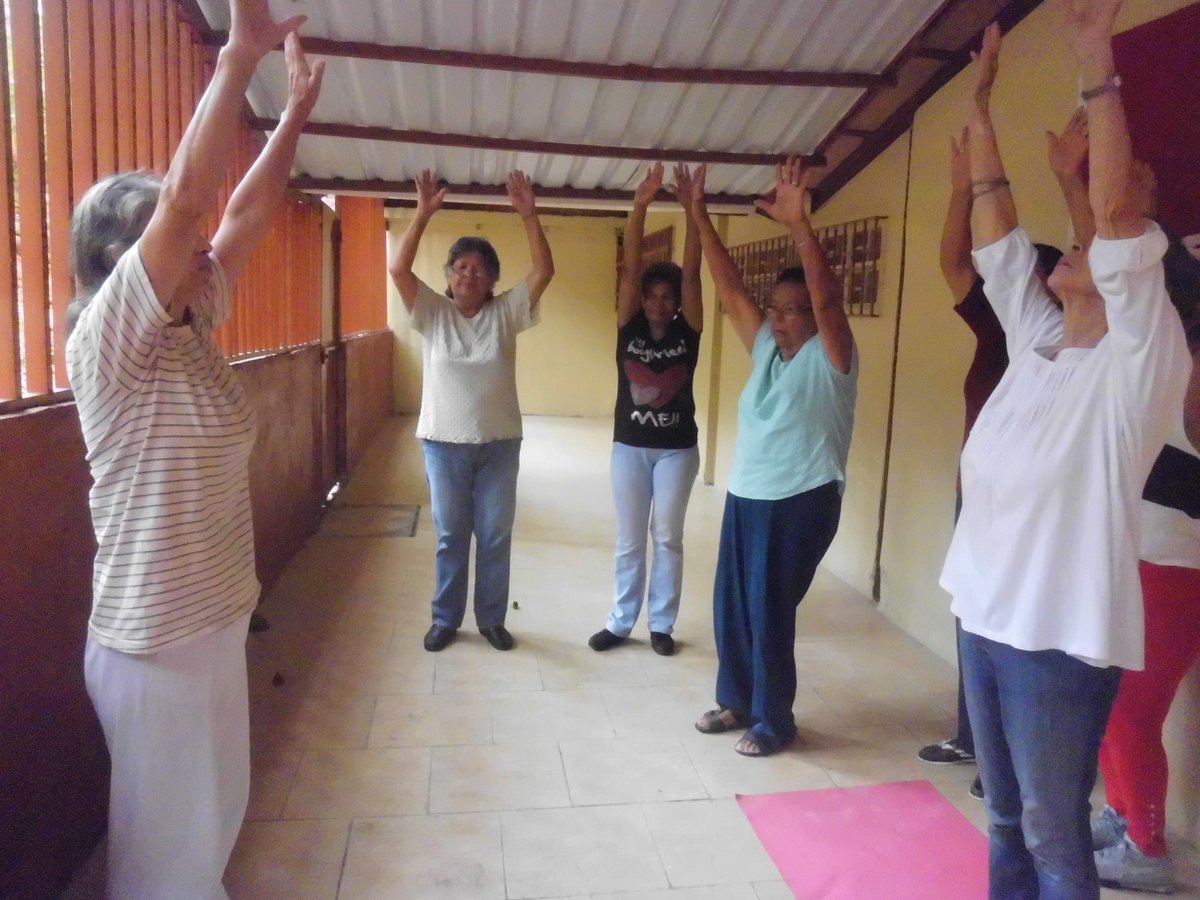 Inass_BarutaIB's tweet photo. @salainass Adultos mayores del CSSA Baruta realizan actividad (clase de yoga) con el fin de alcanzar un envejecimiento activo y saludable. https://t.co/ZWhf0QUyIs
