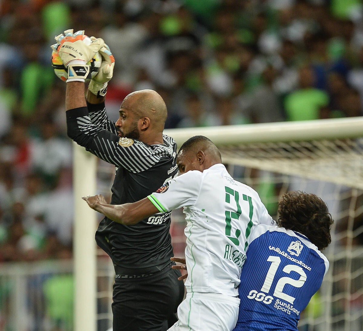 شكرا للجماهير الهلالية على دعمها الكبير في مباراة اليوم ، وشكرا لزملائي اللاعبين على التركيز الكبير .     خطوة واحدة تفصلنا عن التتويج باللقب في الرياض باذن الله