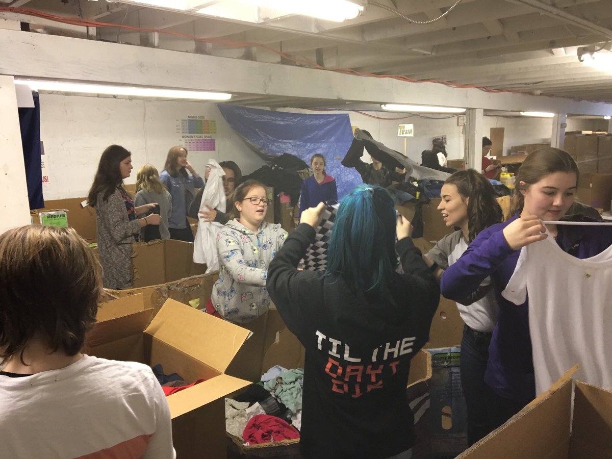 FWestStudents's tweet photo. Our DNow students spent the afternoon sorting clothes with @GarmentsPraise! https://t.co/nZVYhabQIk