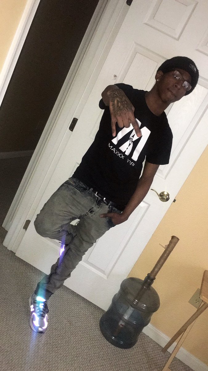 SuperSeannFTM's tweet photo. Boy when you talk to a BOSS watch ya tone 🗣 they watching me 👀🕺🏽 &amp;&amp; I’m watching the throne 👀🏆 #iMAXXX #MOBBOYZ https://t.co/GzjaiQjxNU