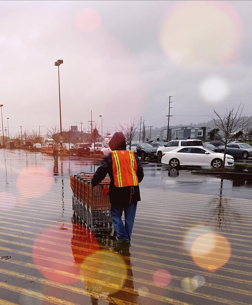 EmeryPerron's tweet image. Our loader Chris braving the storm to keep carts ready for our customers. Thank you Chris for all your hard work. #PNWSBF