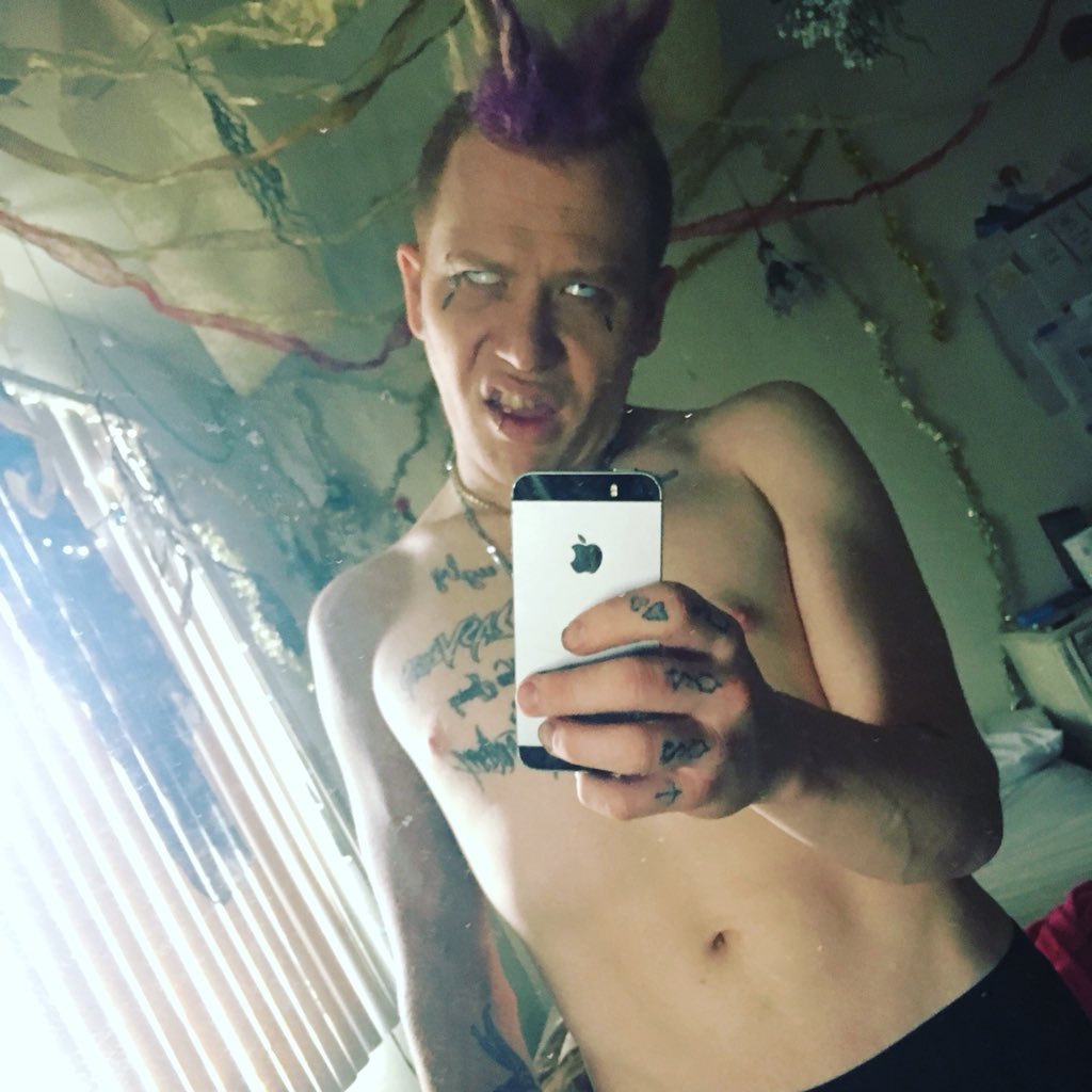 ouijv's tweet photo. I have no shirt on cuz they drop tonight at 7pm https://t.co/OIFJX0Uhlj