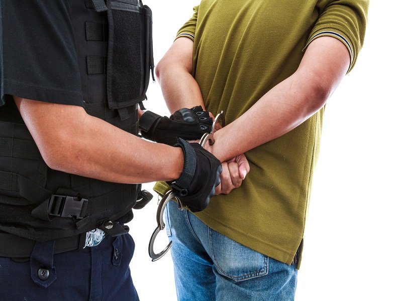 Парень надевает наручники. Человек в наручниках. Полиция наручники. Полицейский надевает наручники. Задержание наручники.