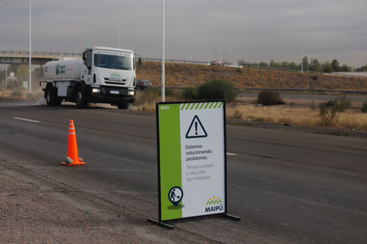 MaipuMunicipio's tweet image. #Hoy se realizó una limpieza en los laterales y cantero central de Acceso Este RN7

Hoy comenzamos en González #Coquimbito y en próximos sábados llegaremos hasta Lamadrid #SanRoque

🤗 Ponemos en valor los ingresos a Maipú 

¡Vení a vivir Maipú!